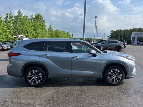 Used 2021 Toyota Highlander XLE FWD image 6
