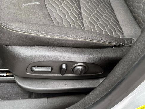 Used 2019 Chevrolet Equinox LT w/ Driver Convenience Package image 17