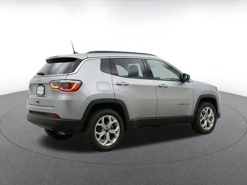Used 2025 Jeep Compass Latitude AWD/4WD image 11