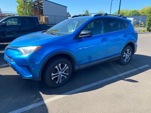 Used 2018 Toyota RAV4 LE AWD/4WD image 3