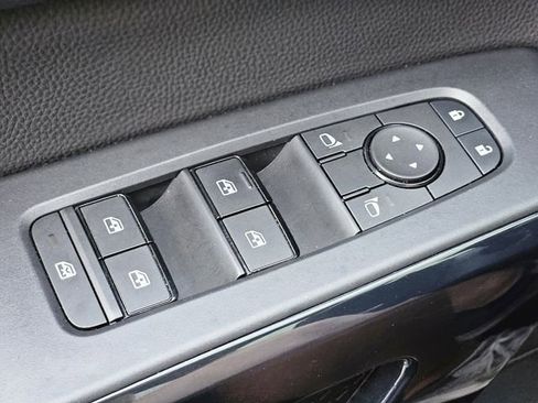 Used 2025 Nissan Pathfinder SV FWD image 22