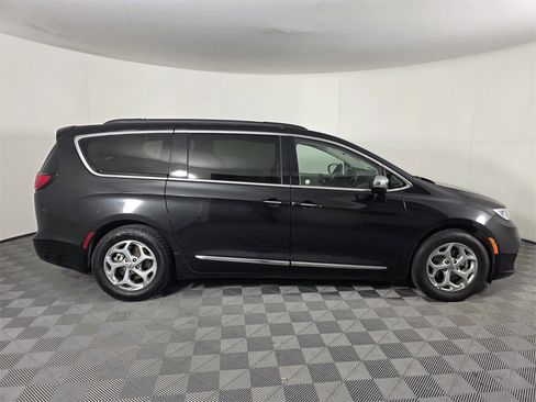 Used 2023 Chrysler Pacifica Limited image 4