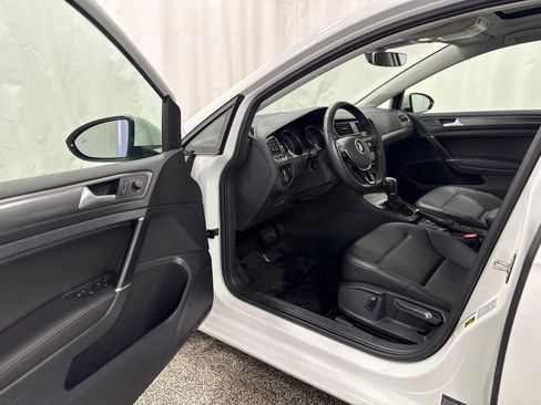 Used 2019 Volkswagen Golf SE image 10
