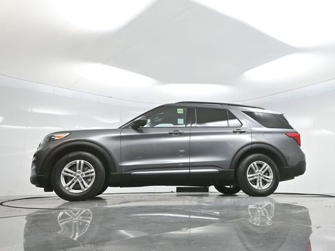 Used 2022 Ford Explorer XLT w/ Equipment Group 202A image 7