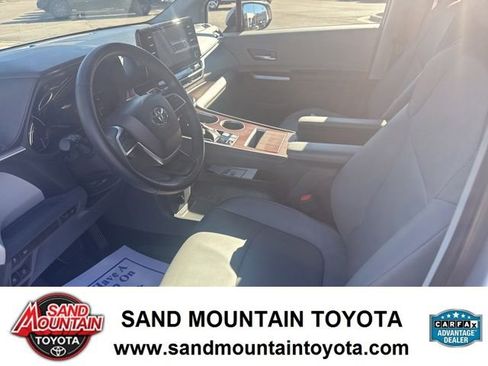 Used 2021 Toyota Sienna XLE image 12