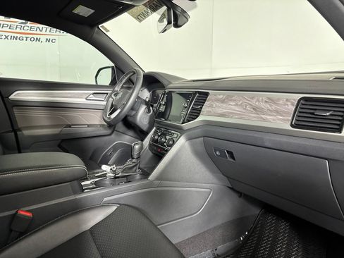 Used 2023 Volkswagen Atlas Cross Sport SE w/ Panoramic Sunroof Package FWD image 32