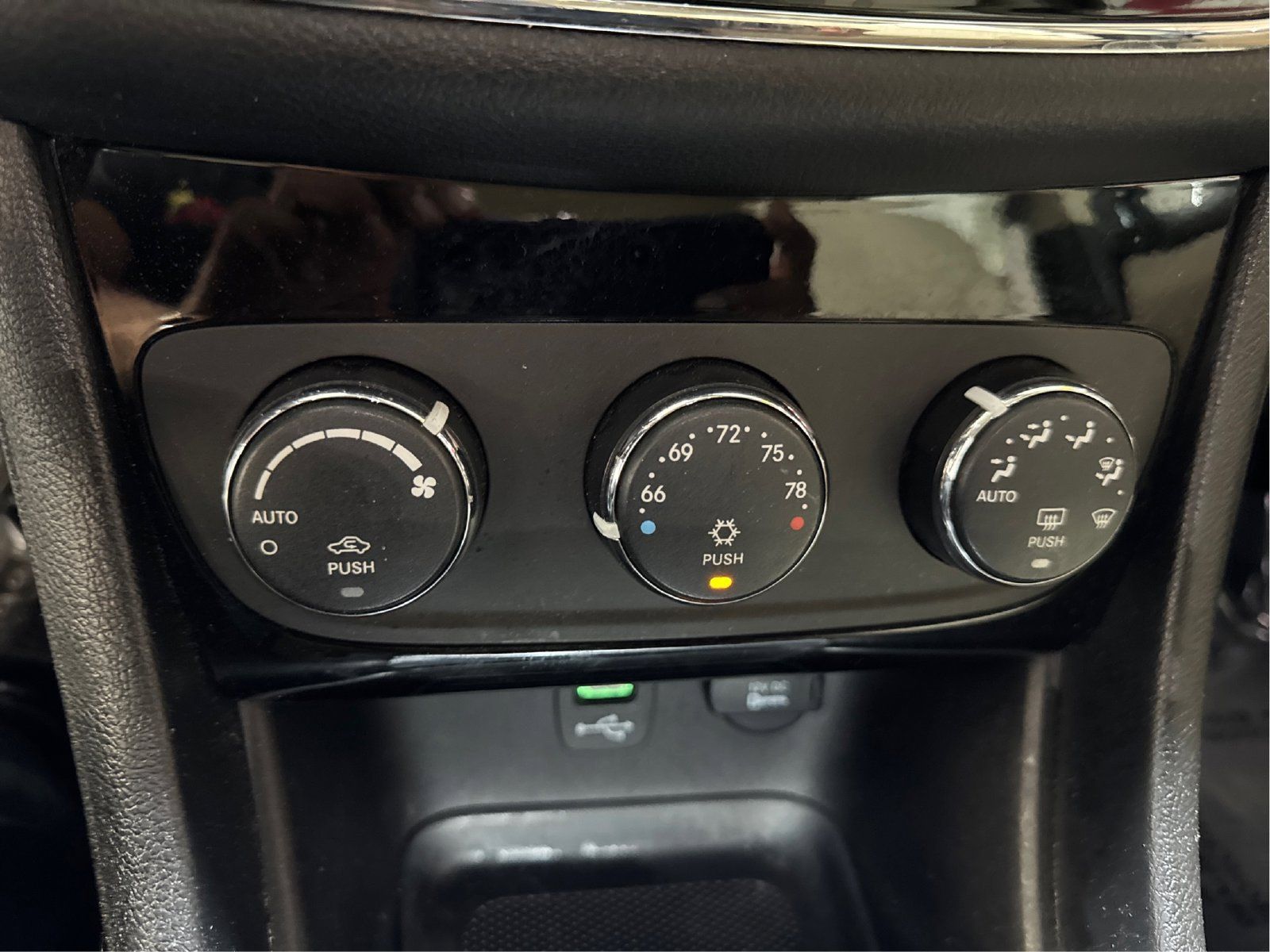 Used 2014 Chrysler 200 Touring FWD image 29