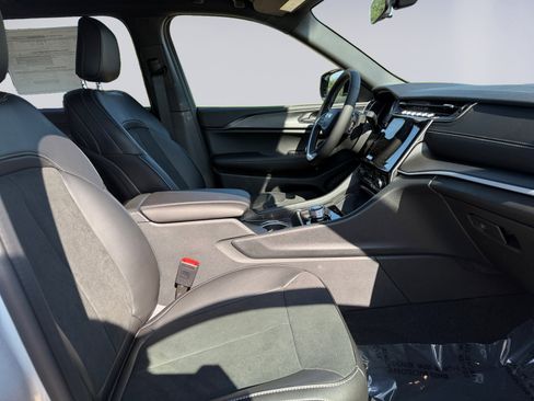 New 2025 Jeep Grand Cherokee L Altitude image 15