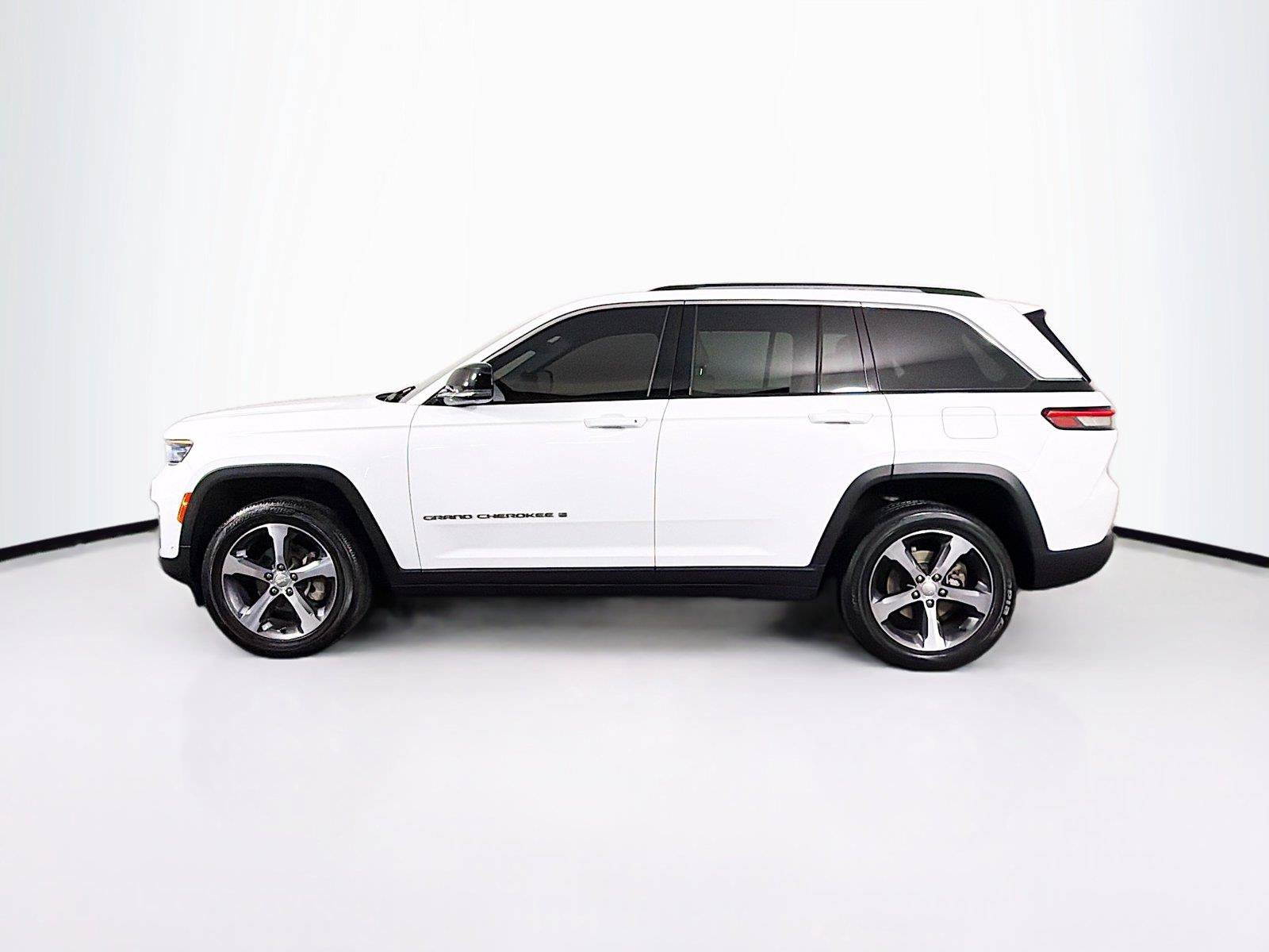 Used 2023 Jeep Grand Cherokee Limited w/ Luxury Tech Group II AWD/4WD image 8