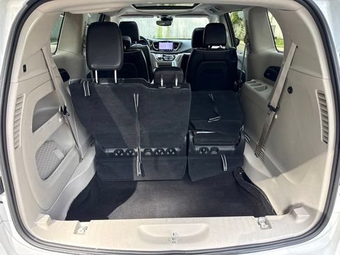 Used 2023 Chrysler Pacifica Limited FWD image 22