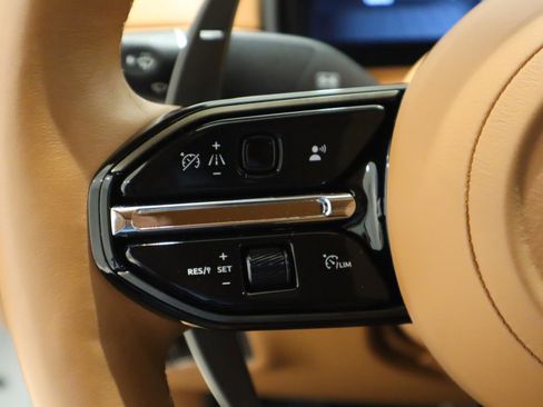 Used 2024 Aston Martin DB12 Coupe RWD image 25