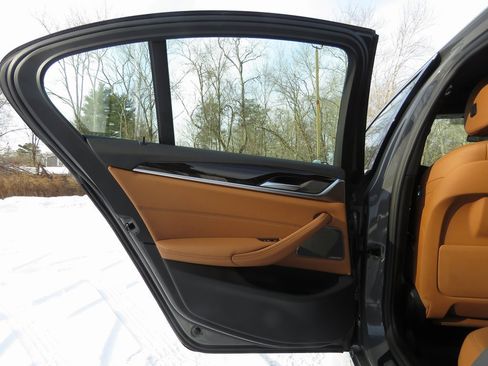 Used 2022 BMW 530i xDrive 530i xDrive w/ Premium Package image 19