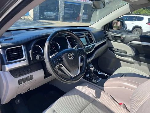 Used 2015 Toyota Highlander Plus FWD image 18