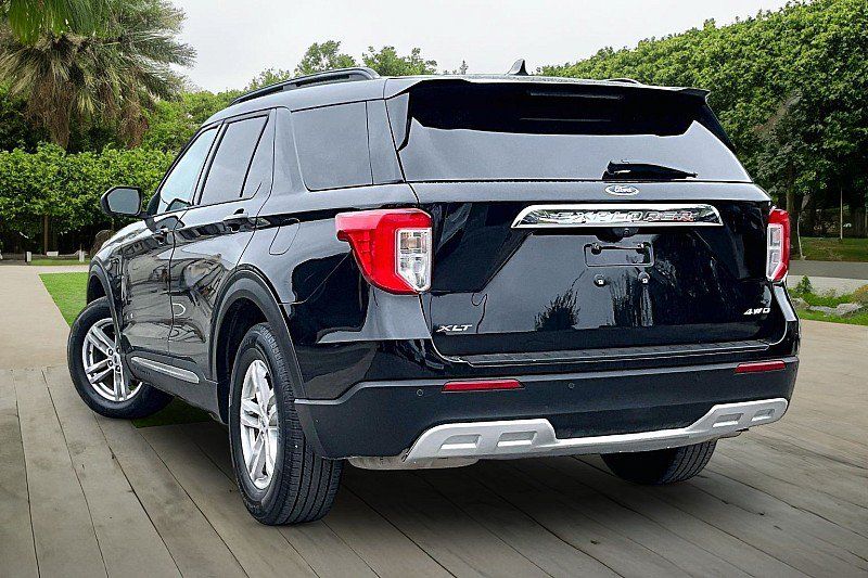 Used 2021 Ford Explorer XLT w/ Equipment Group 202A AWD/4WD image 10