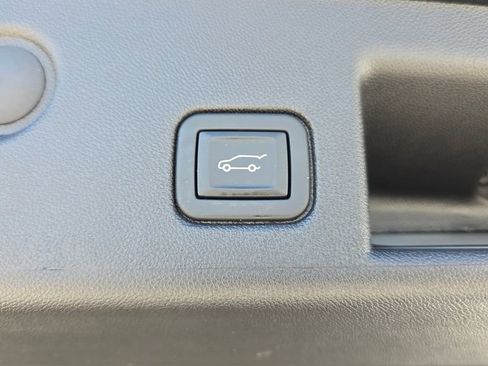 Used 2024 Chevrolet Equinox Premier FWD image 17