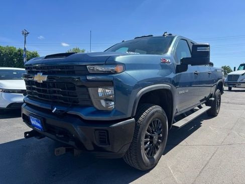 Used 2025 Chevrolet Silverado 3500 W/T AWD/4WD image 5