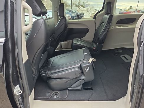 Used 2023 Chrysler Pacifica Touring-L FWD image 27
