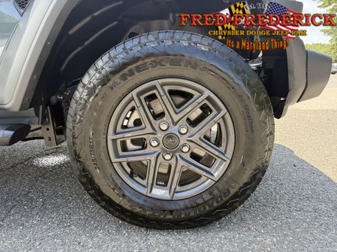 Used 2025 Jeep Wrangler Sport AWD/4WD image 10