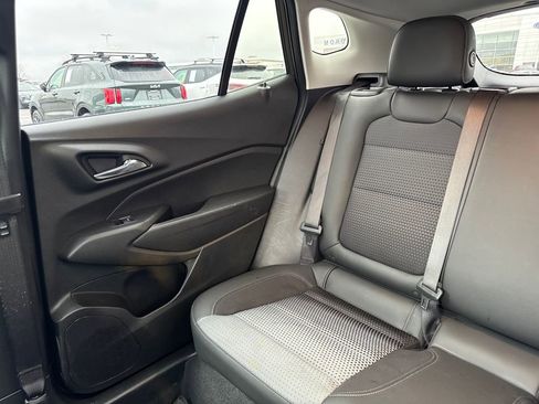 Used 2024 Chevrolet Trax LT w/ Sunroof Package FWD image 12