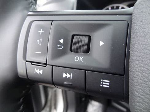 Used 2025 Nissan Rogue SV AWD/4WD image 18