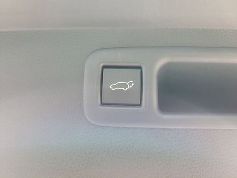 Used 2025 Toyota Highlander XLE FWD image 9