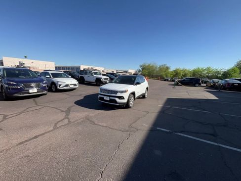 Used 2025 Jeep Compass Limited image 16