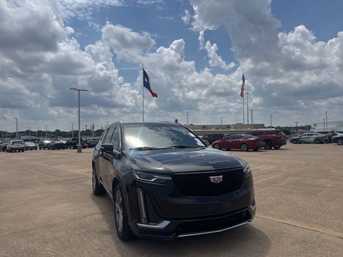 Used 2020 Cadillac XT6 Premium Luxury FWD image 3