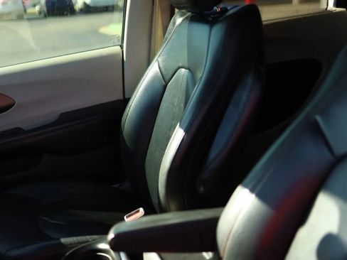 Used 2019 Chrysler Pacifica Touring-L FWD image 14