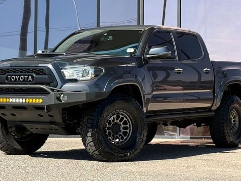 Used 2016 Toyota Tacoma TRD Sport image 2