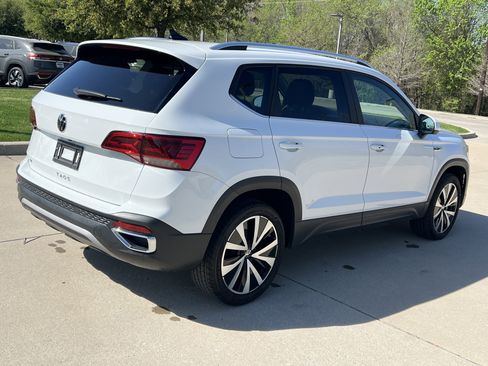 Certified 2023 Volkswagen Taos SE w/ Panoramic Sunroof Package image 10