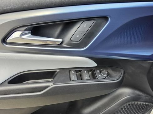 Used 2024 Chevrolet Equinox EV LT FWD image 18