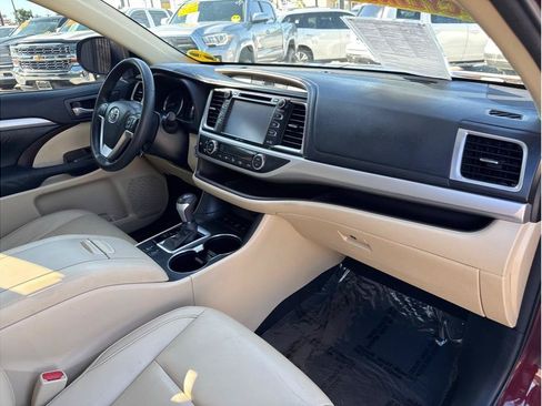 Used 2015 Toyota Highlander XLE AWD/4WD image 25