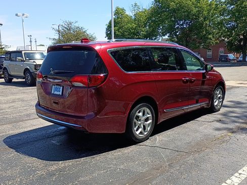 Used 2020 Chrysler Pacifica Touring-L w/ Tire & Wheel Group FWD image 3