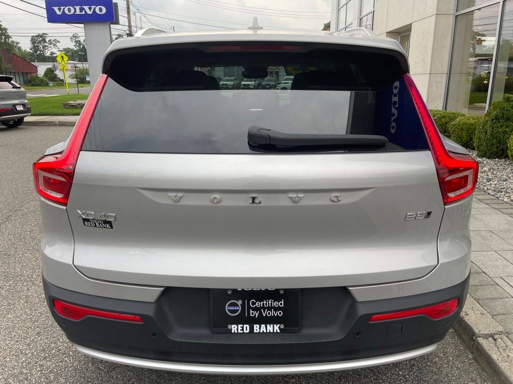 Used 2025 Volvo XC40 B5 Plus AWD/4WD image 4