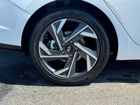 Used 2025 Hyundai Elantra Limited image 4