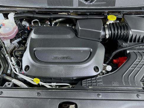 Used 2024 Chrysler Pacifica Touring-L image 32