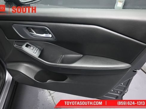 Used 2025 Nissan Rogue SV FWD image 29