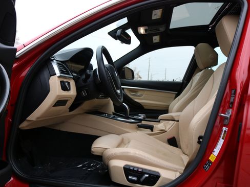 Used 2018 BMW 330i xDrive 330xi Sedan w/ Premium Package image 19