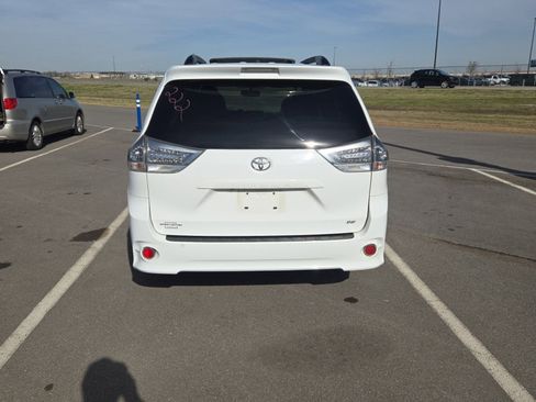 Used 2015 Toyota Sienna SE Premium image 3