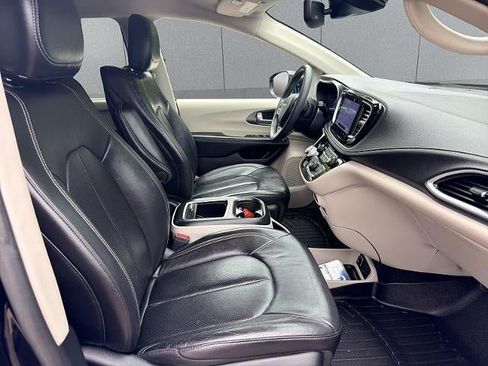 Used 2022 Chrysler Pacifica Touring-L w/ Uconnect Theater Family Group AWD/4WD image 14