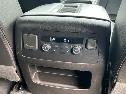Used 2020 Chevrolet Suburban Premier AWD/4WD image 23