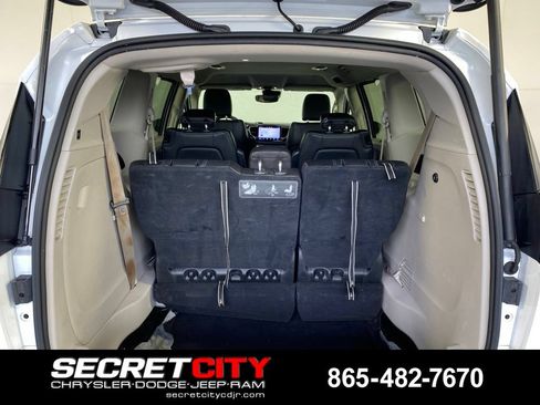 Used 2021 Chrysler Pacifica Touring-L FWD image 29