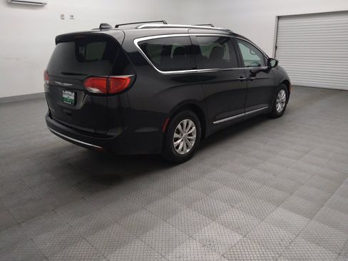 Used 2018 Chrysler Pacifica Touring-L w/ Premium Audio Group FWD image 9