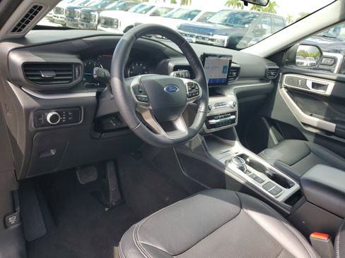Used 2023 Ford Explorer XLT image 9