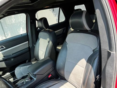 Used 2017 Ford Explorer XLT w/ Equipment Group 202A AWD/4WD image 19