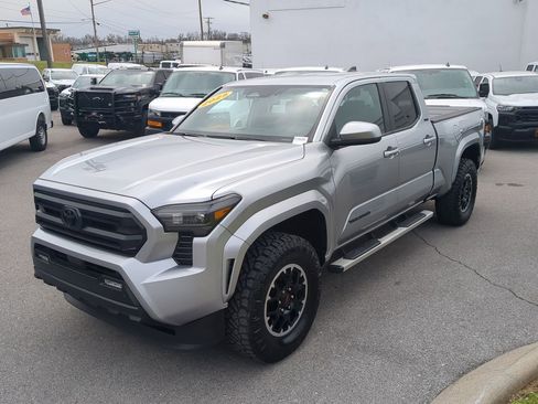 Used 2025 Toyota Tacoma SR5 image 4