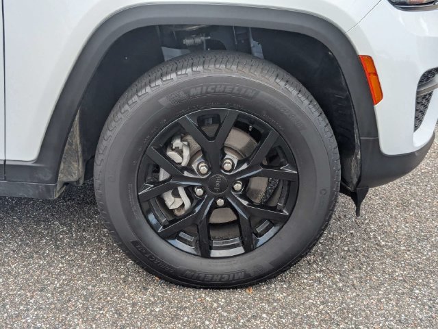 Used 2025 Jeep Grand Cherokee Altitude AWD/4WD image 12
