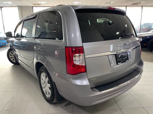 Used 2014 Chrysler Town & Country Touring image 5