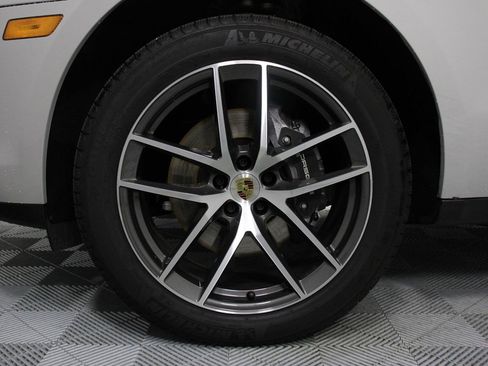 Certified 2025 Porsche Macan image 30