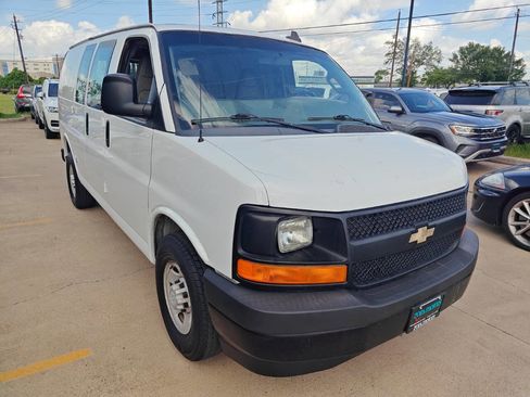 Used 2017 Chevrolet Express 2500 image 3